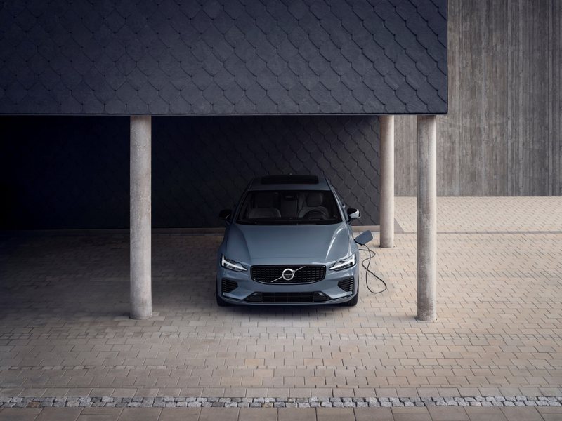 Volvo S60 Recharge T8 是一款兼具綠能與性能的豪華房車，憑藉高速用油、低速用電的智能動力匹配創造 58.4km/L 的平均油耗，18.8 kWh電池可帶來 88km 的純電續航里程且完全零排放。 圖／國際富豪汽車提供
