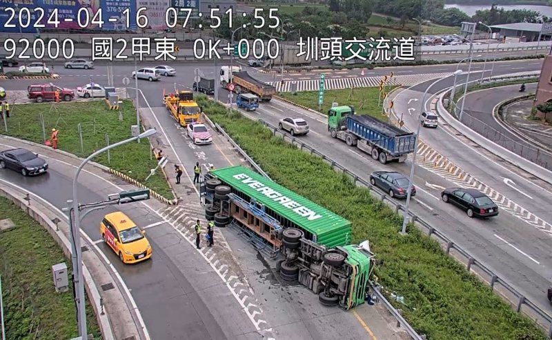 圖為4月16日國道2號東向圳頭交流道，貨櫃車翻覆事故。圖／高公局提供