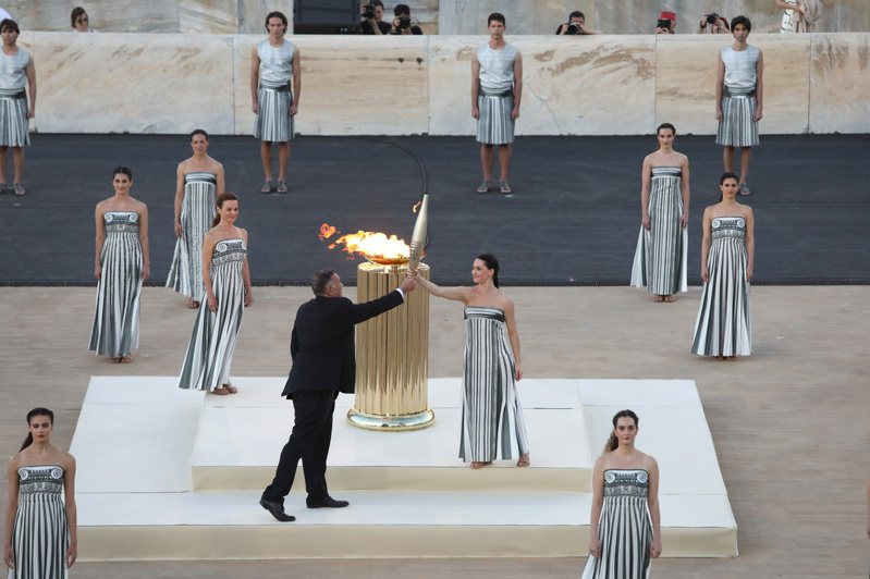 希臘今天在近130年前重現奧運的雅典大理石體育場舉辦的儀式中，將2024年巴黎奧運聖火移交巴黎主辦單位。 歐新社