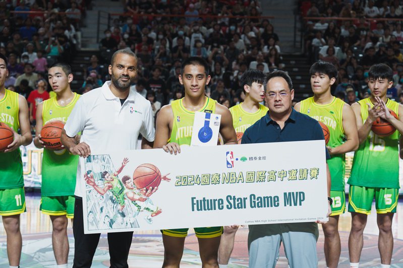 松山高中林現惟（中）獲得2024國泰FUTURE STAR未來新星挑戰賽MVP。圖／國泰金控提供