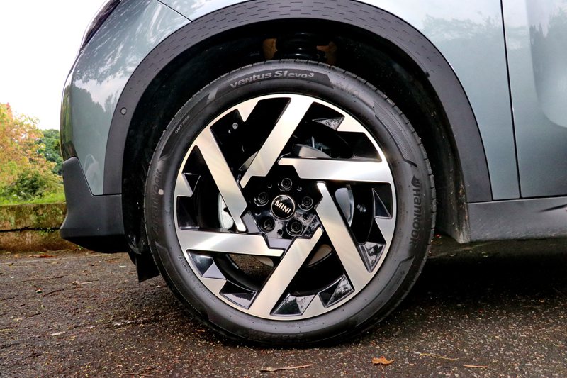 試駕車則選配19吋Kaleido Spoke輪圈、搭配6輻金黑雙色切削設計。 記者陳威任／攝影