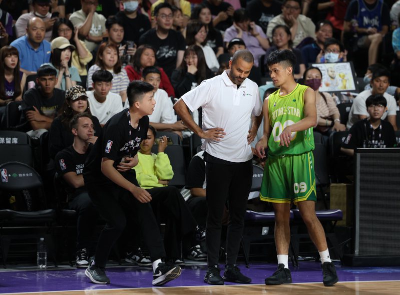 林恩宇（右）把握時間和NBA名人堂球星帕克請教。圖／國泰金控提供