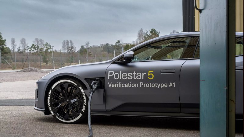 在以色列科技公司StoreDot的幫助下，Polestar 5原型車在短短10分鐘內將電動車的電量從10％充到80%。 摘自Carscoops.com