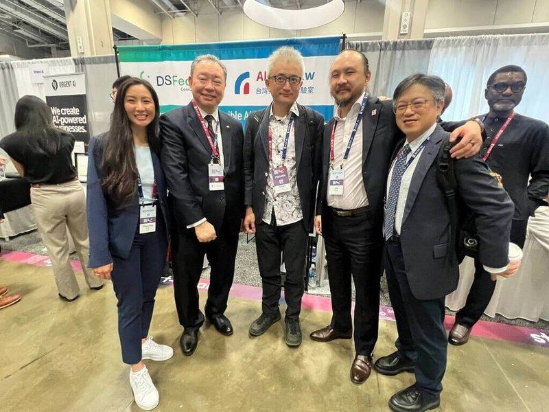 美國華府首屆AI EXPO大展於5月7日至8日舉行，駐美代表俞大㵢（左2）應主辦單位邀請參觀「國家競爭力AI博覽會」展覽，並為參展的台灣團隊打氣。（駐美國代表處提供）中央社 113年5月9日