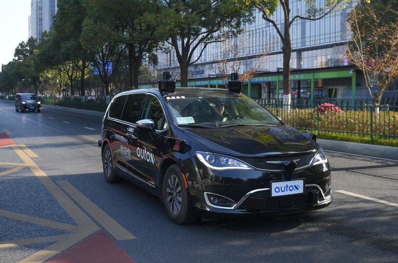 據陸媒30日報導，杭州市5月1日將率先開放8個城區讓自動駕駛車上路測試應用，成為中國第一個為低速無人車立法並規範上路流程的城市。圖為1月16日，一輛自動駕駛網約車在杭州市中心試運行。（中新社提供）中央社 113年4月30日