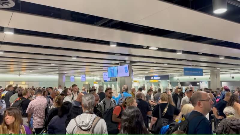 英國邊境管制系統8日一度故障，圖為希斯羅機場民眾大排長龍等待通關。（Sam Morter/via 路透社）