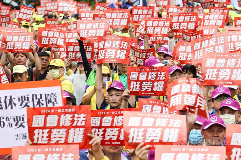 勞工團體1日中午在台北凱道集結舉辦勞工大遊行，現場高喊「連續執政無蜜月，國會修法挺勞權」等口號。中央社記者鄭清元攝 113年5月1日