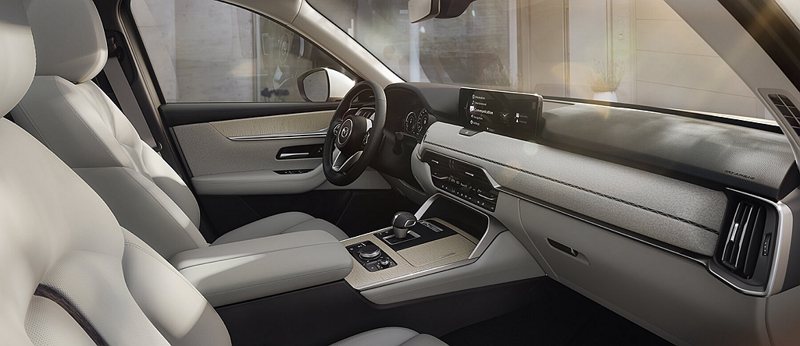 MAZDA CX-60優雅細膩的日式造車工藝、全新進化的魂動設計、及向來蔚為同級標竿的車室內裝質感同步配置雙12.3吋大型顯示幕，以完整先進配備與嶄新車載科技配置獲得市場熱烈迴響。 圖／MAZDA提供