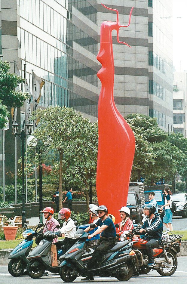在台北市設置廿五年的公共藝術地標作品「飛躍東區」上周無預警遭移除，引發爭議。本報資料照片