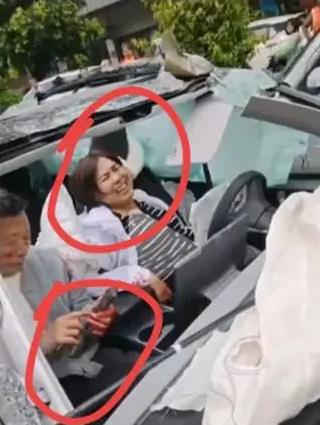全車嚴重毀損，女駕駛還在笑，坐副駕男子淡定打手機。(視頻截圖)