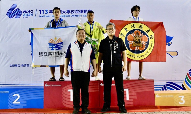 中華奧會主席林鴻道（前左）與台中市運動局局長李昱叡（前右）共同為選手頒獎。圖／台中市運動局提供