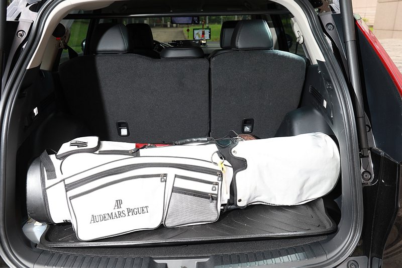 林先生十分訝異全新世代Honda CR-V的後行李廂空間表現，竟然最多可以放入四套高爾夫球具以及衣物袋。 攝影/陳威志
