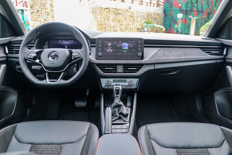 小改款Škoda Scala車室最大的不同在於換上了8.25吋中控螢幕，以及可以直接透過空調面板進行風量調整的「實體按鍵」。 記者黃俐嘉／攝影
