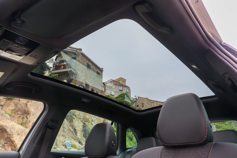 附電動遮陽簾的全景式玻璃車頂為小改款Škoda Scala的選配項目。 記者黃俐嘉／攝影
