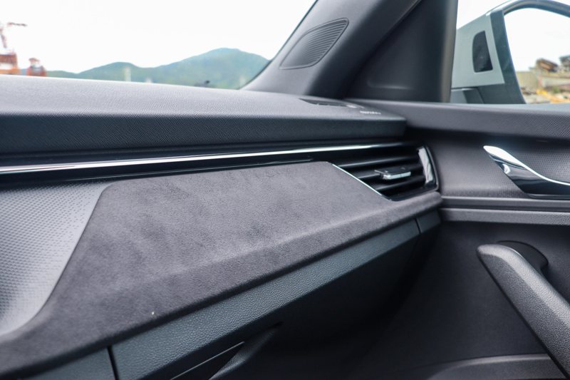 小改款Škoda Scala中控儀表改採類麂皮材質，讓車室質感有所提升。 記者黃俐嘉／攝影