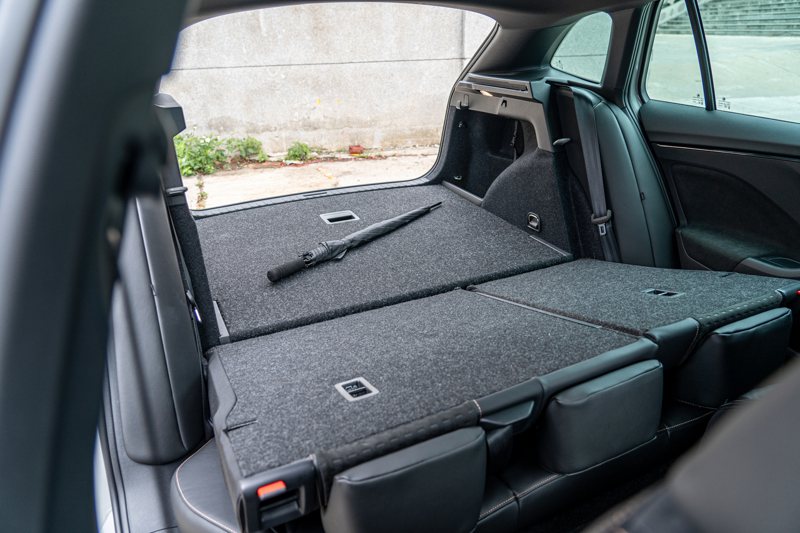 小改款Škoda Scala在後排座椅全數傾倒後，行李箱容量一舉提升至1,410公升，比起中型休旅的空間還來得大。 圖／Victor Liu提供
