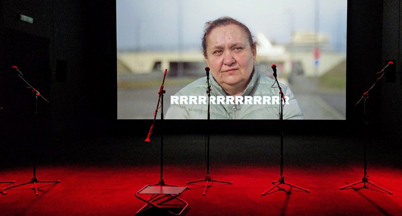 二○二四年威尼斯雙年展，烏克蘭藝術家在波蘭館館內設置卡拉OK，邀請民眾跟著螢幕上的烏克蘭戰爭目擊者，學習他們因為戰爭學會的各種語言經驗，包括炸彈、迫擊砲等聲音。記者陳宛茜／攝影