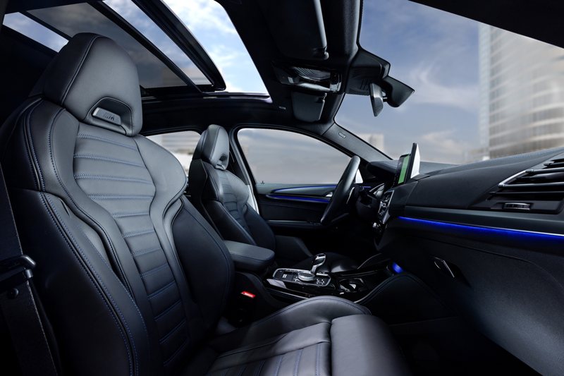 xDrive30i更導入觸感細緻的Vernasca真皮包覆M雙前跑車座椅，包含電動腰靠以及加熱功能，並採用Sensatec皮質儀錶檯包覆，使車內觸手可及之處，均綴以柔軟舒適的豪華材質打造。 圖／BMW汎德提供