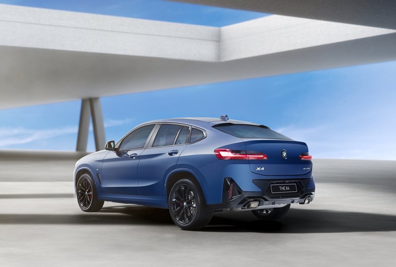 全新2024年式BMW X4 M Sport鉑金版搭配迷人車尾線條，更能凸顯性能跑格氣勢，帥氣展演性能風采。 圖／BMW汎德提供