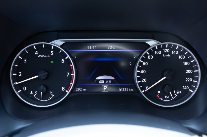 7吋液晶及雙環指針的儀表設計，提供更清晰完整的行車資訊。 記者陳立凱／攝影