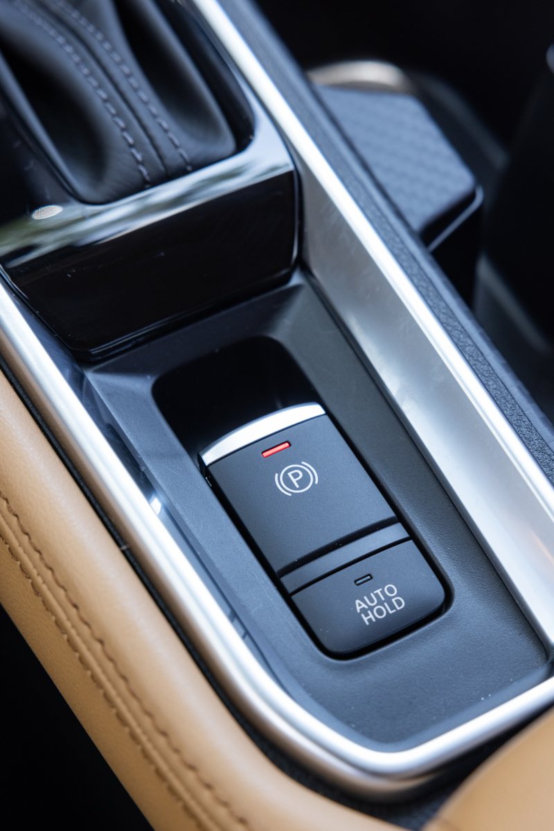E-PKB電子駐煞車系統附Auto Hold功能，讓駕駛更輕鬆停駐車輛。 記者陳立凱／攝影