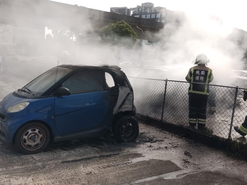 BMW休旅車陷入火海，波及柵欄後方一輛賓士及轎車。記者周嘉茹／翻攝