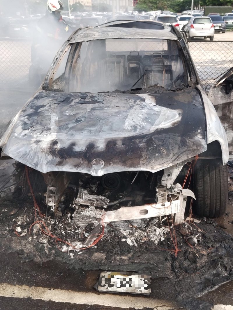 消防人員僅花4分鐘就撲滅火勢，但車輛被燒到僅剩骨架。記者周嘉茹／翻攝