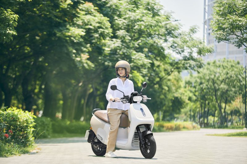 Gogoro 與 MUJI無印良品於 2023 年推出聯名車款與騎乘風格配件，由國際知名設計大師深澤直人親自操刀配色，主打「原色棕」、「原色灰」兩款色調。 圖／Gogoro提供