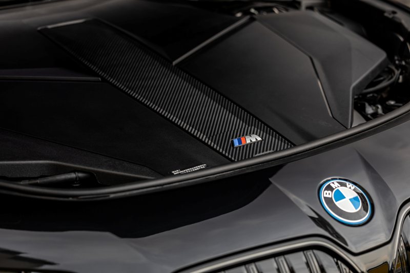 全新BMW i7 M70 xDrvie豪華純電性能旗艦擁有高達659匹最大綜效馬力輸出、峰值扭力更達到驚人的1,100牛頓米，透過電動車專屬M Launch Control 彈射起步功能，0到100公里加速僅需3.7秒就能完成，搭配總容量達105.7kWh的鋰電池模組，最大續航距離可達到559km。 圖／BMW汎德提供