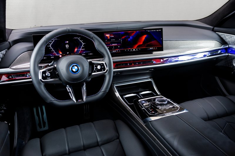 全新BMW i7 M70 xDrvie豪華純電性能旗艦透過懸浮式曲面螢幕、BMW Operating System 8.5、SWAROVSKI頂級水晶內裝套件、後座31.3吋BMW懸浮式劇院螢幕、豪華型四區恆溫空調、後座豪華總裁座椅與迎賓自動車門，營造出精湛無比的質感。 圖／BMW汎德提供