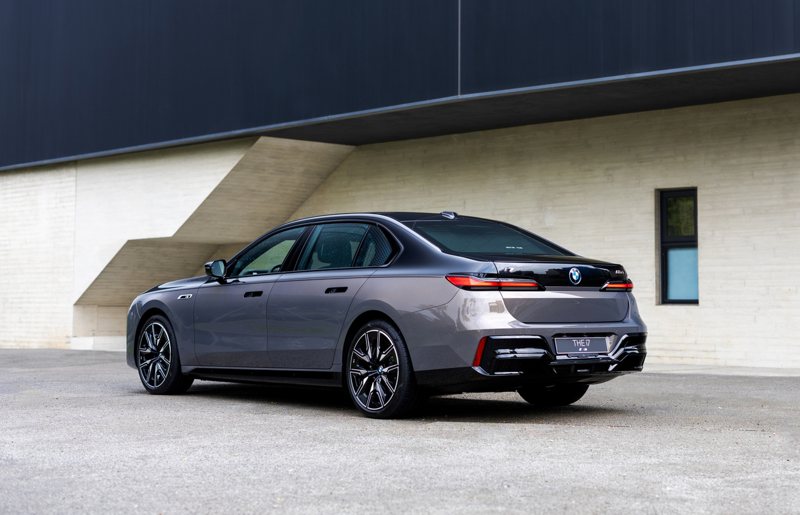 全新BMW i7 M70 xDrvie豪華純電性能旗艦搭配M擾流尾翼、專屬車尾後下擾流設計，以及擁有近百種車色選擇的BMW Individual特殊車漆。 圖／BMW汎德提供