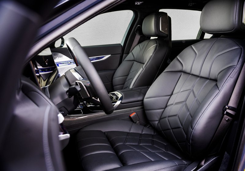 全新BMW i7 M70 xDrvie豪華純電性能旗艦採用BMW Individual Merino全真皮內裝結合BMW Individual麂皮黑色車內頂篷，並搭載Bowers & Wilkins沉浸式4D頂級音響系統。 圖／BMW汎德提供
