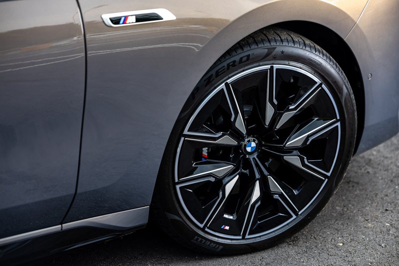 全新BMW i7 M70 xDrvie豪華純電性能旗艦腳踩21吋M空氣力學輪圈與黑色M煞車套件。 圖／BMW汎德提供