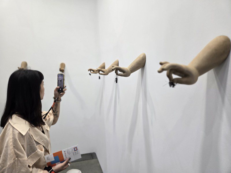 日本工藝家滿田晴穗，在台北當代藝博會展出作品「八識」。八隻手捏著八隻栩栩如生的蟑螂，每隻蟑螂的姿勢動作都不同。雖然真正的「小強」總是人人喊打，然而在藝博會展出的雕塑「小強」，卻吸引大批觀眾駐足欣賞與拍照，命運截然不同。記者陳宛茜／攝影