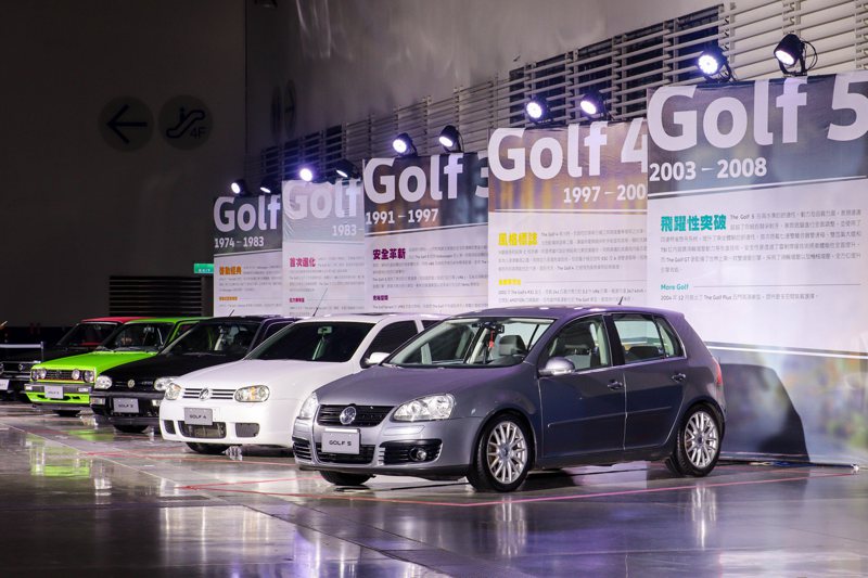 Volkswagen品牌嘉年華展出一至八代的經典掀背車Golf。 記者黃俐嘉／攝影