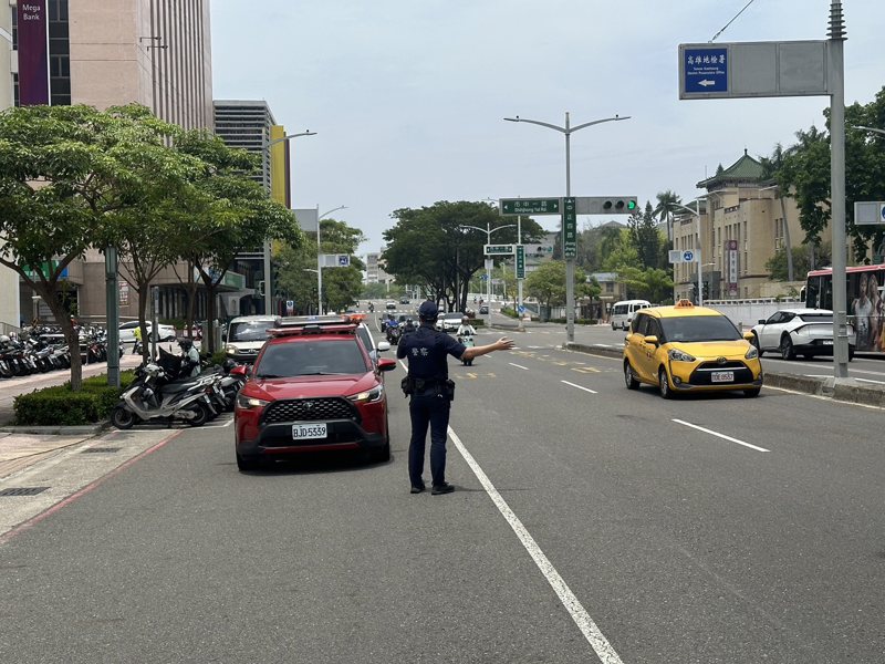 高雄市中正四路一處加油站旁的GOGORO電池充電站今天上午10時58分許，突爆炸後起火，消防員持滅火器撲滅，幸無人傷亡。記者石秀華／翻攝