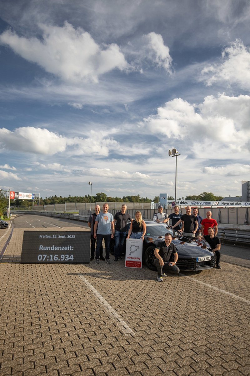 保時捷品牌大使Jorg Bergmeister駕駛全新911測試車，以7分16秒934的成績完成紐柏林北環賽道單圈挑戰。 圖／Porsche提供