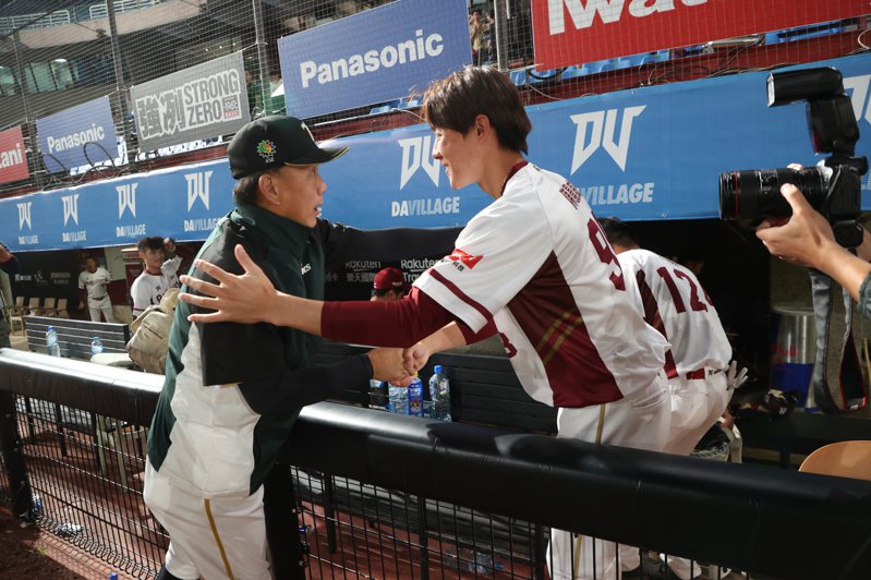 台鋼雄鷹總教練洪一中（左）賽後向樂天桃猿球員握手致意。記者陳正興／攝影