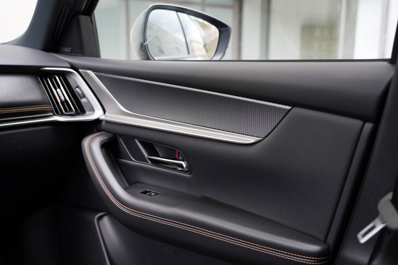 內裝質感Mazda可說十分講究，觸手可及都極為細緻。 記者趙駿宏／攝影