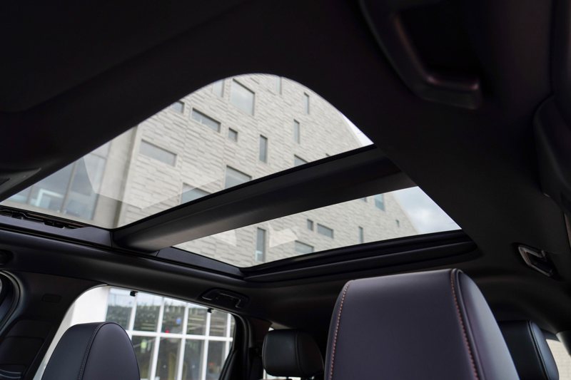 全景天窗也是CX-90的標準配備，能夠延伸頭部空間感。 記者趙駿宏／攝影