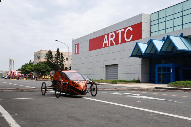 學生們親手打造的專屬車輛挑戰ARTC廠區賽道全力奔馳。 圖／車輛中心提供