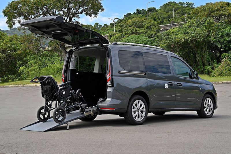 New Ford Tourneo Connect福祉車具備專屬斜坡板設計，讓輪椅乘客可便利進出車廂，並且擁有安全舒適的乘坐空間。 圖／福特六和提供