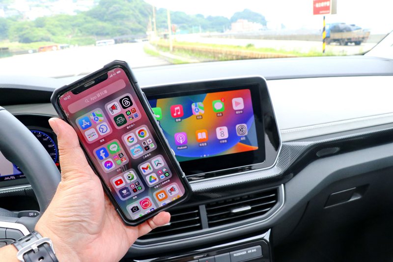 App-Connect多媒體手機鏡射（Android Auto與無線Apple CarPlay）。 記者陳威任／攝影