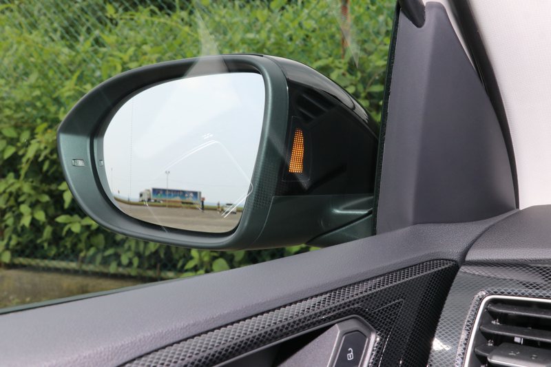 車側盲點警示系統與RTA後車橫向車流警示系統（含煞車輔助系統）。 記者陳威任／攝影