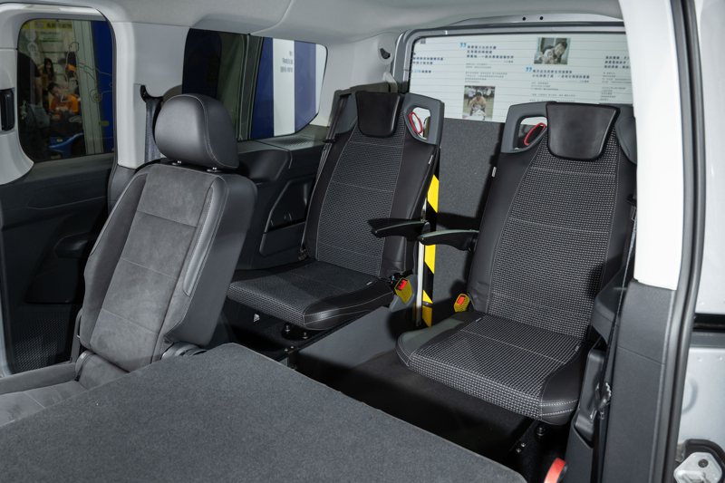 福斯商旅Caddy Maxi福祉車寬敞挑高的乘客艙、多功能的座椅配置，可輕鬆容納5名乘客及1名輪椅使用者，後艙的兩張折疊座椅更可彈性調整，成為完整的7人座MPV。 圖／福斯商旅提供