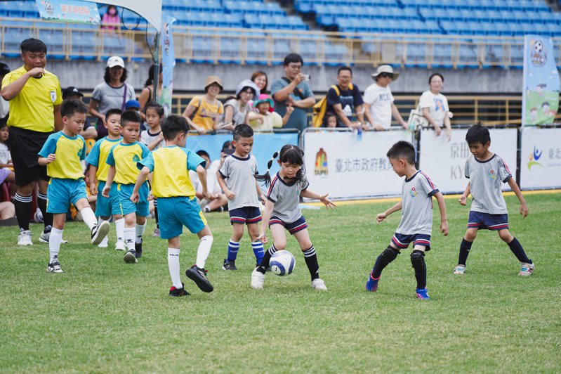 小朋友在台北田徑場參加臺北市幼兒足球錦標賽，盡情在草皮上奔跑。圖／台北市政府體育局提供
