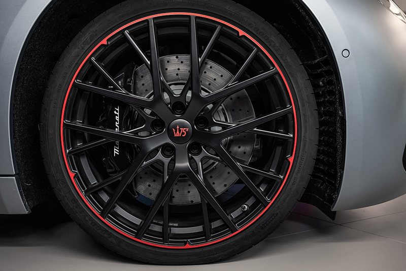「金屬灰 (Grigio Lamiera)」版本前20吋、後21吋的黑化輪圈搭配紅色外圈設計，體現深植品牌的賽道靈魂。 圖／Maserati提供