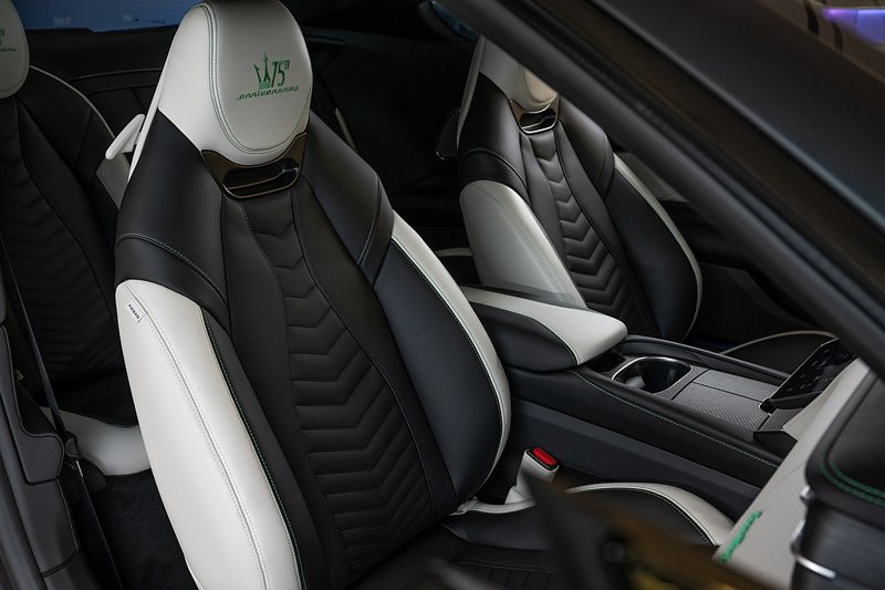 車室內的4座頭枕則以75週年標誌的專屬刺繡進行點綴，搭配雙色Linear Graphic紋路的座椅內裝，精湛工藝之下的細緻鋪陳，為義式奢華做出了最佳詮釋。 圖／Maserati提供