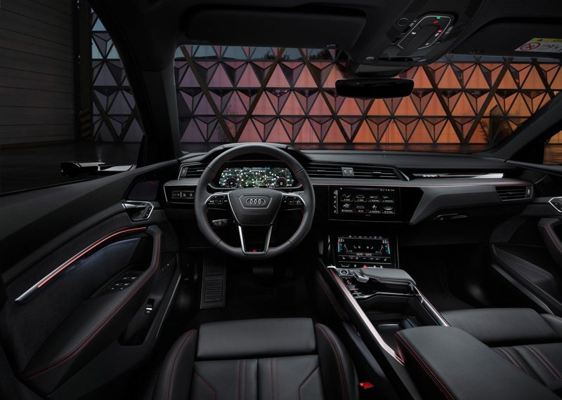 12.3吋Audi全數位虛擬駕駛座艙plus，搭配中控台雙觸控螢幕，賦予強烈科技感的座艙氛圍。 圖／Audi