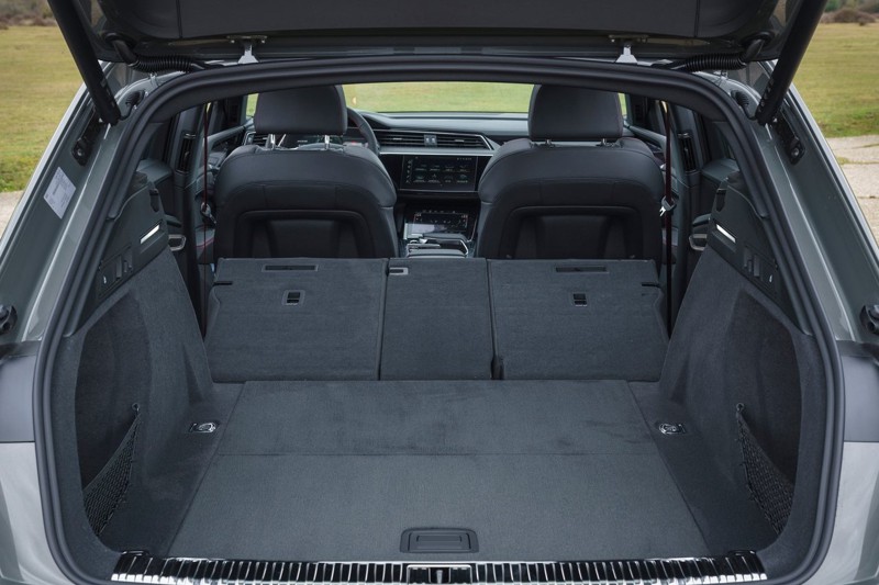 SUV與Sportback車型於後座椅背傾倒後最大分別可達1,637公升及1,567的乘載空間。 圖／Audi